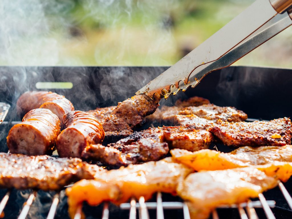 grigliata di carne su barbecue all'aperto