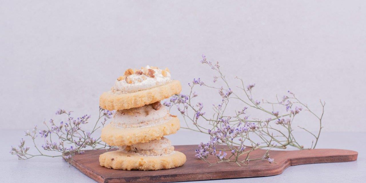 butter-cookies-with-whipping-cream-wooden-platter
