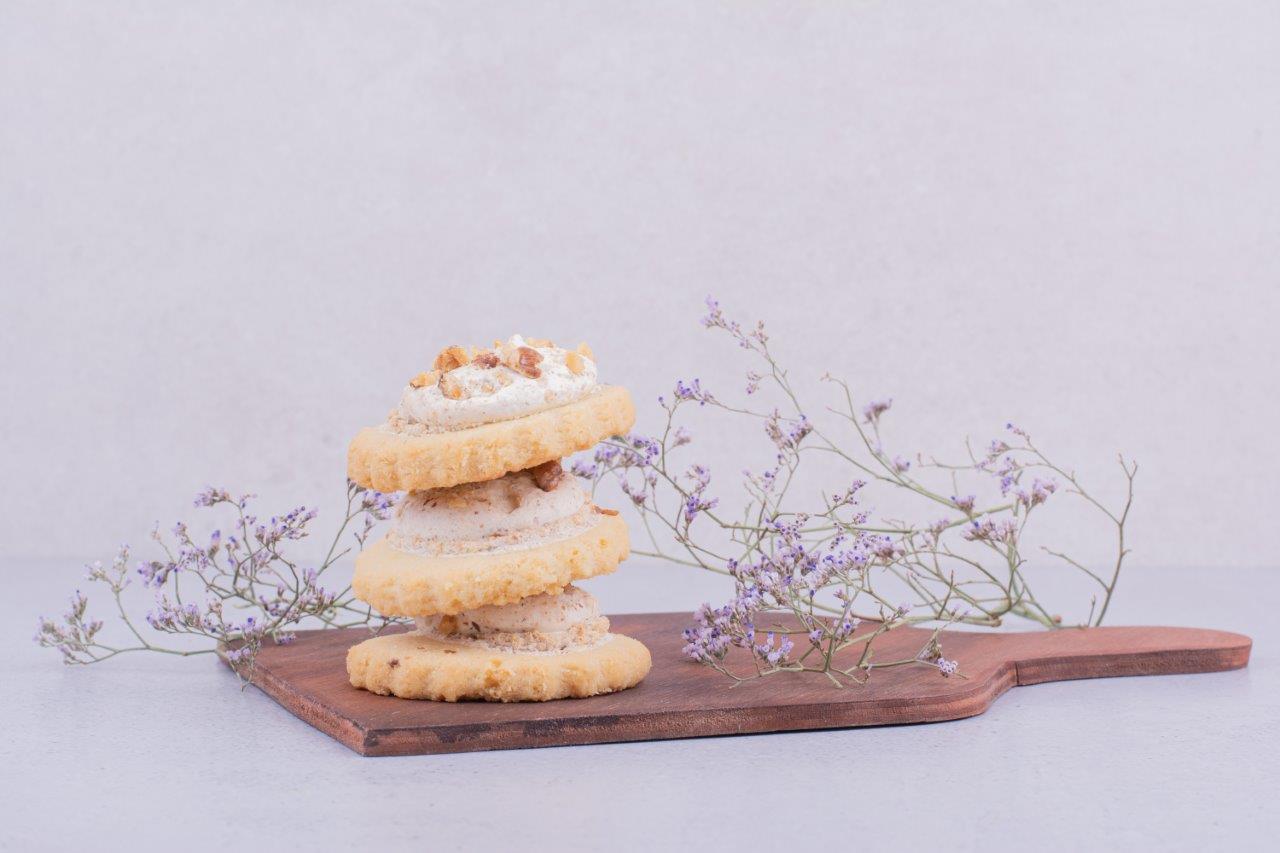 butter-cookies-with-whipping-cream-wooden-platter